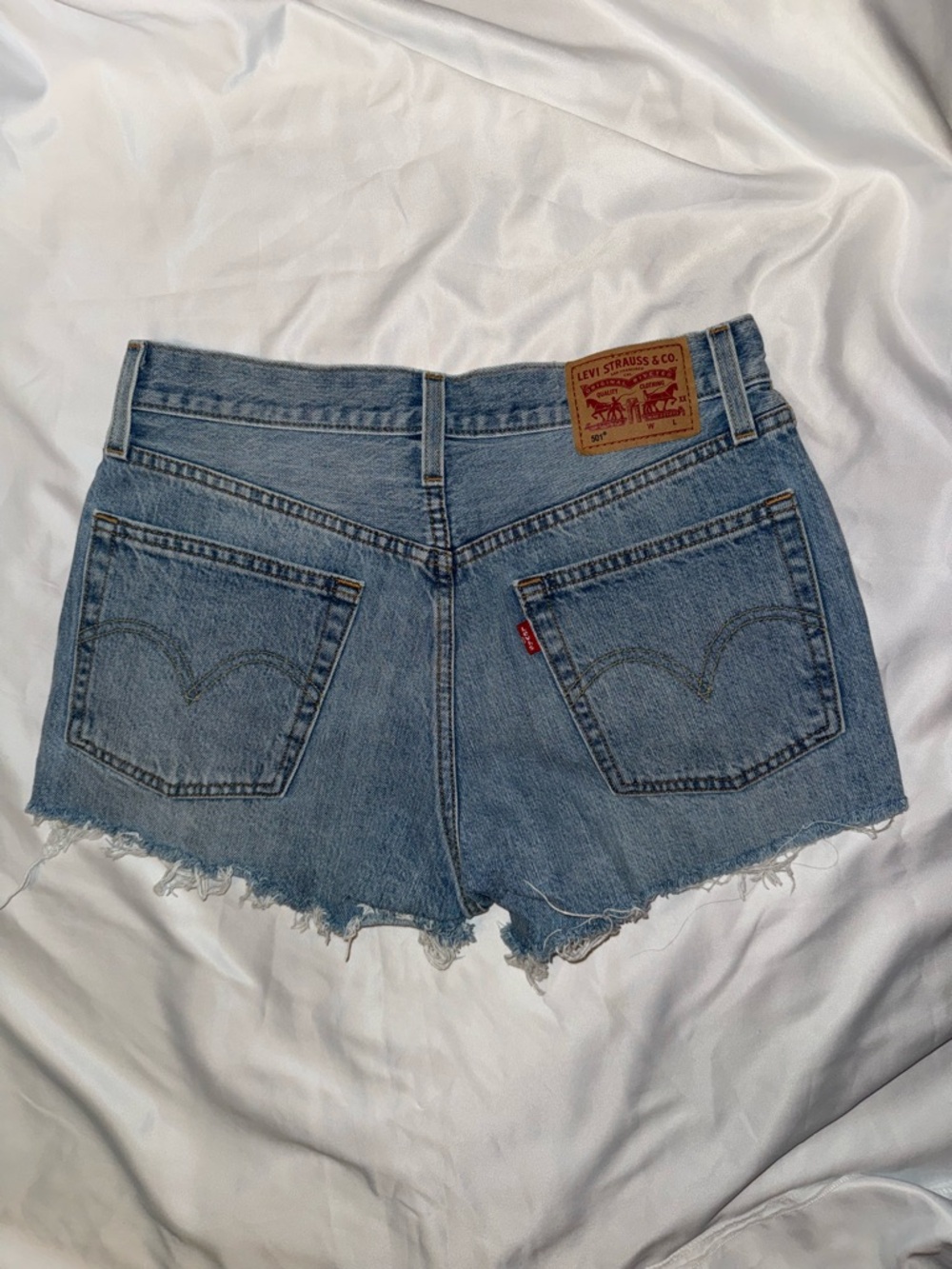 Levi’s 501 Original High Rise Cutoff Shorts Light Wash Size 27 - Picture 2 of 4
